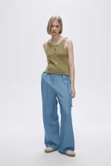 Musculosa celeste de tejido de punto con escote redondo y aberturas frontales.