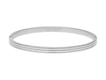 Pulsera rígida plateada de acero inoxidable con tres líneas horizontales en relieve.