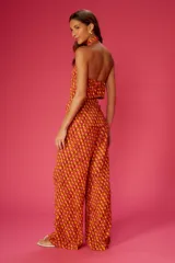 Blusa halter con estampado de corazones en tonos naranja, amarillo y rosa.