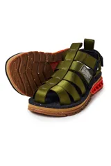 Sandalias Kenner Rakka Siren de tiras de tela verde militar, con ajuste de velcro en el tobillo y suela de goma marrón con detalles en naranja.