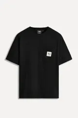 Camiseta negra de algodón con cuello redondo y manga corta. Tiene un bolsillo de parche en el pecho con el logo del 50 aniversario.