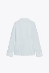 Camisa celeste con rayas verticales en blanco y amarillo, de corte entallado, cuello solapa y manga larga.