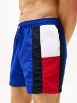 Short de baño azul con cintura elástica ajustable con cordón y logo de Tommy Hilfiger en el lateral.