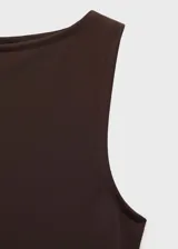 Top marrón sin mangas con cuello barco y corte ajustado.