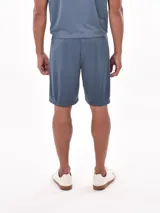 Short deportivo negro con cintura elástica y logo estampado en la pierna.