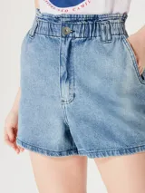 Short de jean azul claro lavado, de tiro alto con cintura elastizada fruncida y cierre de botón. Presenta bolsillos delanteros y un corte holgado.
