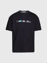 Remera negra de algodón con cuello redondo y mangas cortas. Estampado frontal con el logo de Calvin Klein Jeans en letras blancas con detalles fotográficos en colores celeste, rosa y gris.