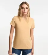 Remera celeste de media malla con cuello redondo y mangas cortas dobladas.