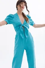 Mono largo color celeste, de lino, con escote en V, mangas cortas abullonadas y lazo en la cintura.