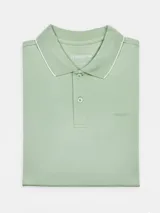 Remera tipo polo color beige, de corte clásico, con cuello y puños acanalados en contraste marrón oscuro.