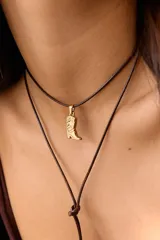 Gargantilla con dije de bota campera dorada y cordón marrón.