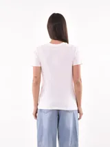 Remera blanca de algodón con estampado de cerezas rojas y texto "Mon Cheri".
