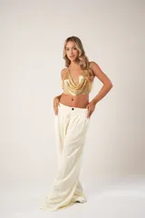Top corto dorado de lentejuelas metálicas con escote drapeado y tirantes finos regulables.