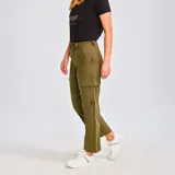 Pantalón cargo marrón con corte recto, bolsillos laterales con solapa y cierre con cremallera y botón.
