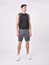 Short deportivo gris con paneles laterales negros y cintura elástica.