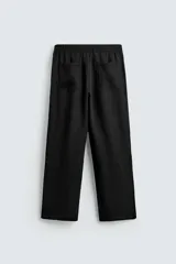 Pantalón negro de corte relajado con cintura elástica ajustable y pliegues en la parte delantera. Presenta bolsillos laterales y bolsillos traseros de parche.