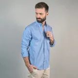 Camisa blanca de algodón con cuello abotonado, manga larga y logo bordado en el pecho.