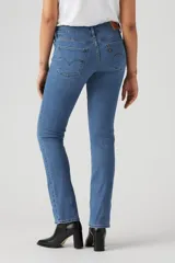 Jeans Levi's 314 Shaping Straight de tiro medio, corte recto, ajustado en cadera y muslos, con tecnología Tummy-Slimming y Levi's Sculpt Hypersoft.