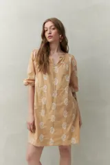 Vestido corto blanco de algodón con bordado artesanal tipo paisley. Presenta escote en V y mangas 3/4 con elástico en el puño.