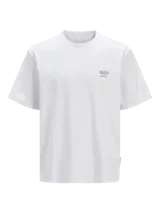 Remera blanca de manga corta con cuello redondo y estampado pequeño en el pecho.
