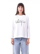 Remera blanca de manga larga con estampa rectangular dorada con diseño animal print y texto 'Fearless, fierce & fabulous'.