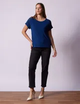 Remera combinada blanca, marca Rio & Rian, con cuello a la base y mangas cortas con aplique calado y broderie.