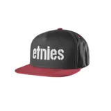 Gorro negro con visera roja y logo de Etnies bordado en blanco en el frente.