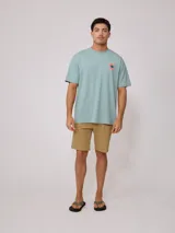 Remera negra de algodón con estampado en la espalda con el logo de Rusty Surf Company en forma de sol con motivos tribales en colores pastel.
