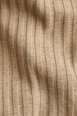 Vestido midi color beige de punto acanalado, con breteles finos, escote en U en delantero y espalda, corte ajustado y tajo trasero.