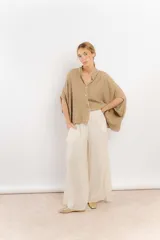 Camisa color beige de lino con mangas amplias y cinta en tono más oscuro.