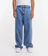 Pantalón baggy de jean azul oscuro, con bolsillos delanteros tipo cuchillo y bolsillos traseros.