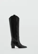 Bota alta de cuero negro con caña alta, punta fina y tacón cuadrado.