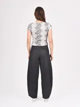 Pantalón de jean celeste de corte ancho con refuerzos en las rodillas.