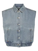 Chaleco denim sin mangas estilo bomber, color celeste, confeccionado en 100% algodón.