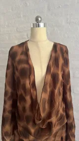 Minivestido marrón con estampado animal print, escote drapeado pronunciado y mangas largas acampanadas.