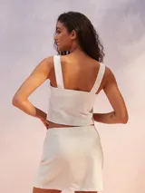 Musculosa blanca de lino con breteles anchos y escote cuadrado.