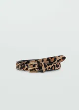 Cinturón de cuero con estampado de leopardo y hebilla metálica dorada de forma cuadrada.
