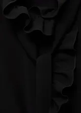 Blusa negra de tejido fluido con cuello alto, cierre frontal oculto con botones, mangas largas con puños elásticos y volantes.