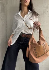 Camisa blanca de manga larga con bordados florales.