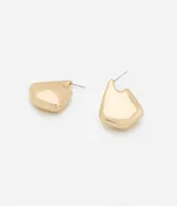 Par de aros dorados de metal, de tamaño mediano y forma triangular irregular.