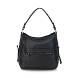 Cartera negra de cuero sintético con apertura superior y cierre con solapa. Tiene un bolsillo frontal con broche magnético y cierre, dos bolsillos internos y un bolsillo divisor en el forro. Incluye bolsillos laterales con cierre y correa larga regulable.