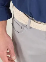 Pantalón de hombre color crudo, marca El Ganso, modelo 5 bolsillos, confeccionado en tejido de sarga con 77% algodón, 20% de algodón reciclado y 3% elastano.