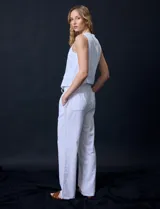 Pantalón de lino color blanco, marca Aexanderr Jordan. Tiene pretina ancha elastizada con lazo de ajuste, bolsillos verticales delanteros y bolsillos traseros.