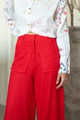 Pantalón wide leg color azul con bolsillos delanteros y traseros, cintura alta y terminaciones desflecadas.