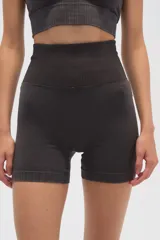 Short deportivo gris con cintura alta acanalada y corte ajustado al cuerpo.
