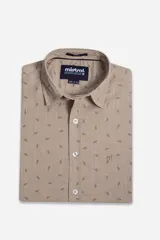 Camisa de hombre de algodón color beige con estampado de hojas, corte slim, manga corta, cartera abotonada y logo bordado.