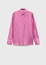 Camisa de vestir color fucsia de tejido satinado, corte recto y cuello camisero.