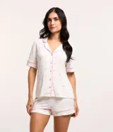 Conjunto de pijama corto blanco con estampado de camarones en tonos pastel y ribete rosa. Incluye camisa de manga corta con botones y short con cintura elástica.