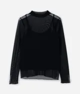 Blusa de tule negra con cuello redondo y mangas largas. Incluye una musculosa negra de bretel fino debajo.