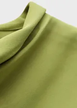 Vestido corto evasé color verde oliva, de tejido de gasa con cuello de tira y cierre de lazo en el cuello.